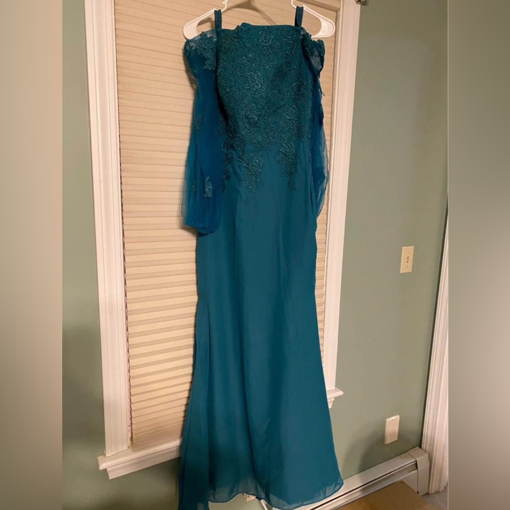 Mother of the bride brand new with tags size 4 long blue dress w/ “built in” bra